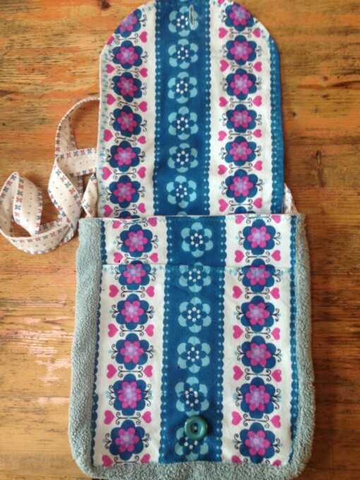 Blauwe tas van vintage stoffen.