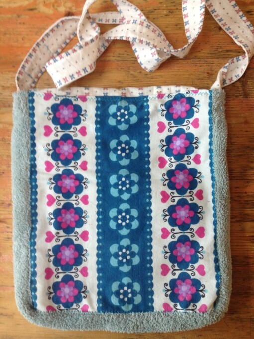 Blauwe tas van vintage stoffen.