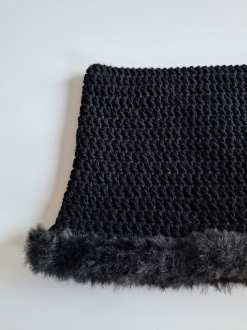 Gehaakte muts met imitatiebont 'Basic Black'