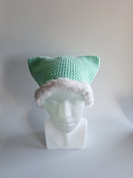 Gehaakte muts met imitatiebont 'Mint & white'