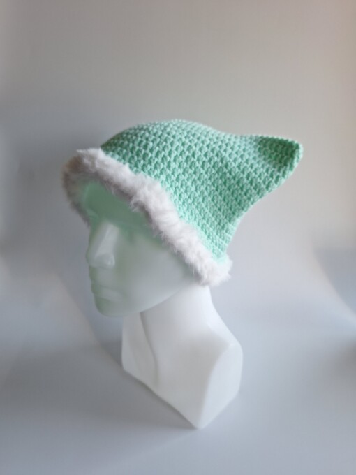 Gehaakte muts met imitatiebont 'Mint & white'