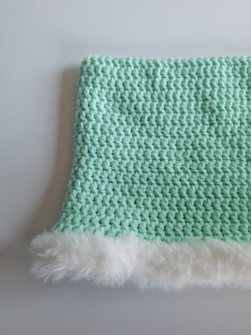 Gehaakte muts met imitatiebont 'Mint & white'