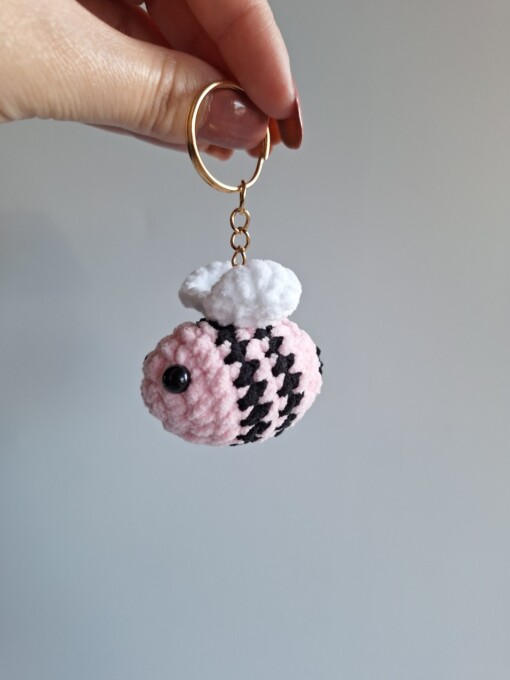 Gehaakte sleutelhanger 'Black & pink bee'