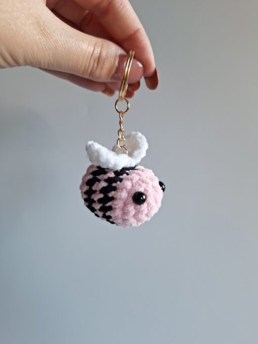 Gehaakte sleutelhanger 'Black & pink bee'