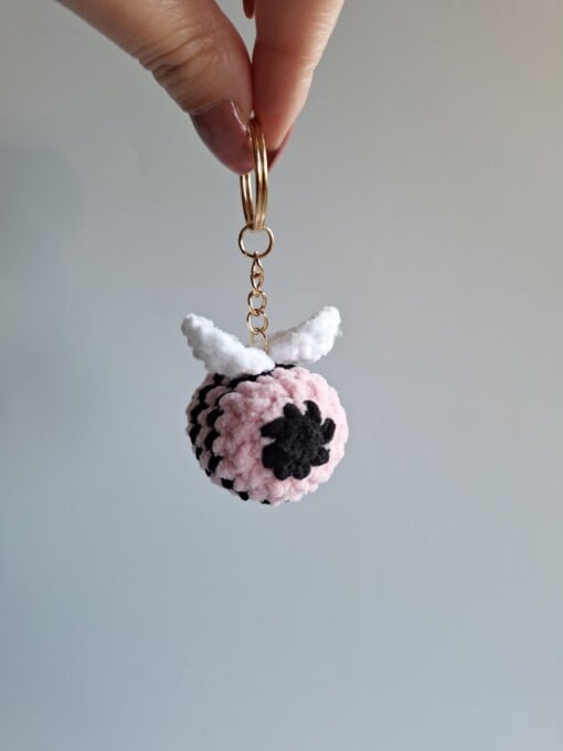 Gehaakte sleutelhanger 'Black & pink bee'