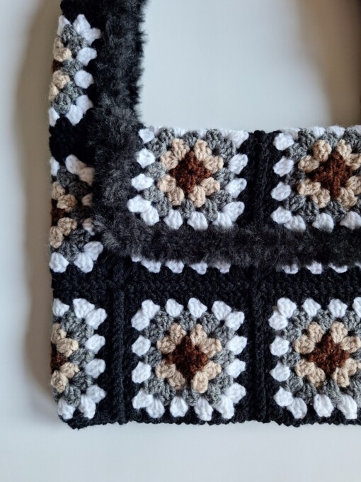 Gehaakte tas 'Furry & black'