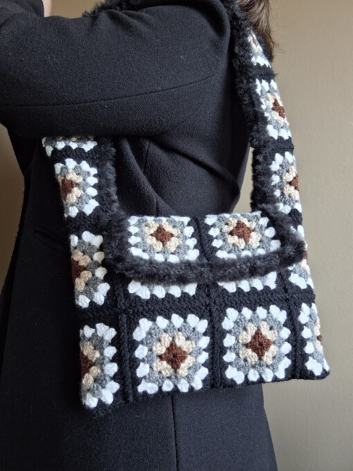 Gehaakte tas 'Furry & black'