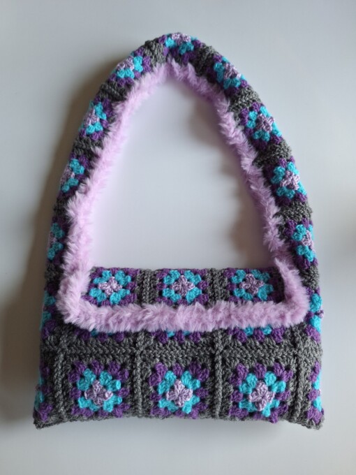 Gehaakte tas 'Furry & grey'