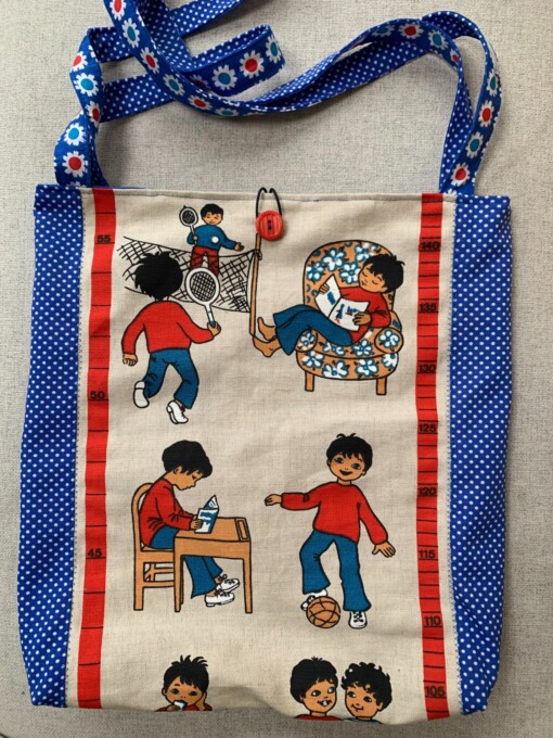 Ruime blauwe tas van vintage stoffen.
