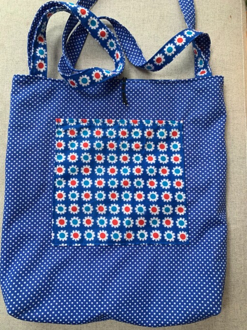 Ruime blauwe tas van vintage stoffen.
