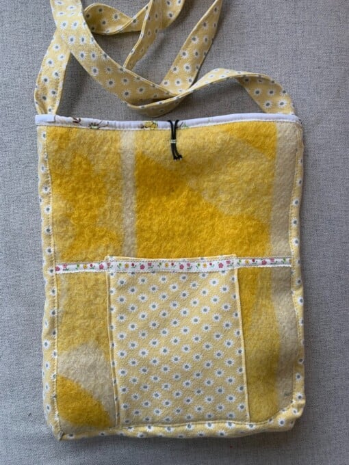 Tas van lief borduurwerk en vintage deken