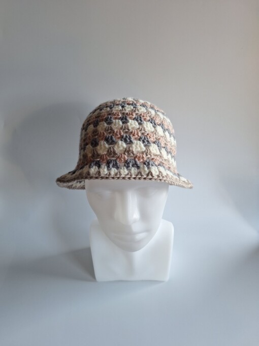 Gehaakte bucket hat 'Neutral nudes'