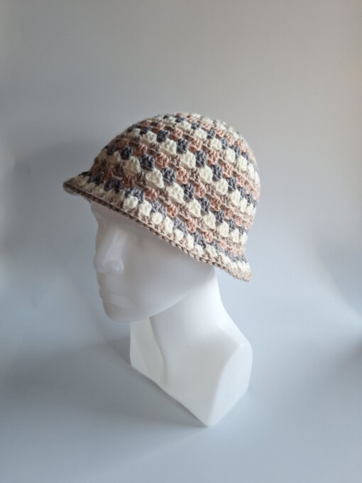Gehaakte bucket hat 'Neutral nudes'