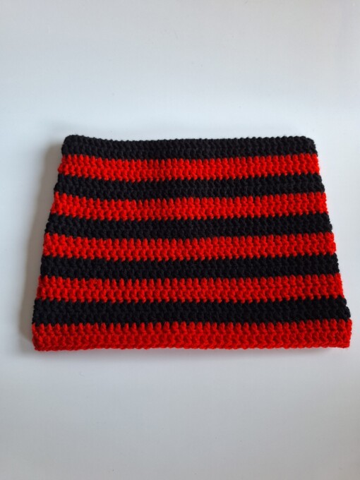 Gehaakte muts 'Black & red'