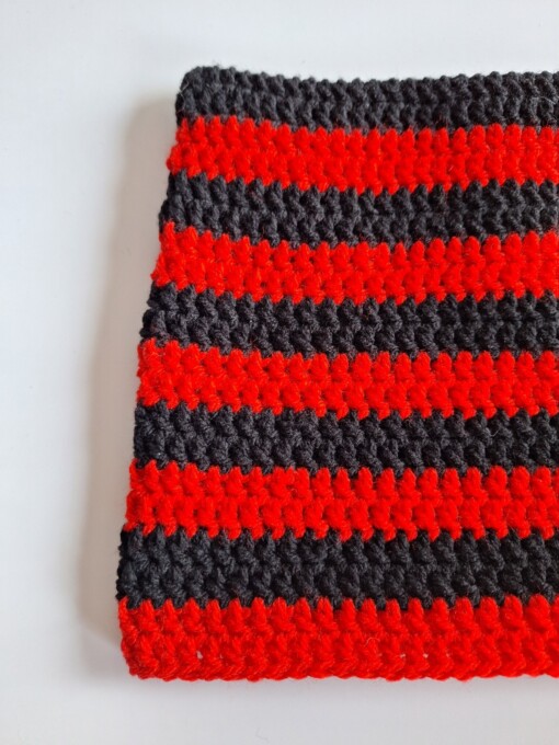 Gehaakte muts 'Black & red'