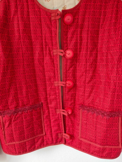 gewatteerde boho-stijl rode jas met grote knopen, omkeerbaar jas