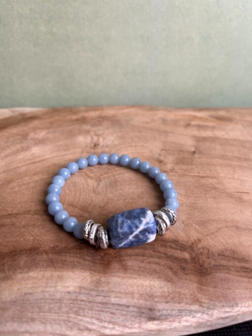 Elastische armband met kralen van angeliet en sodaliet
