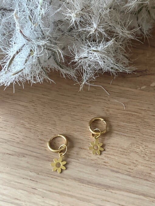 Gouden creolen met bloem
