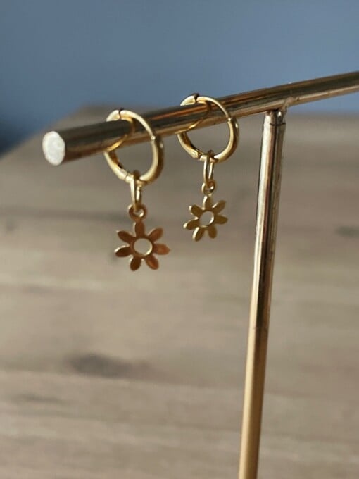 Gouden creolen met bloem