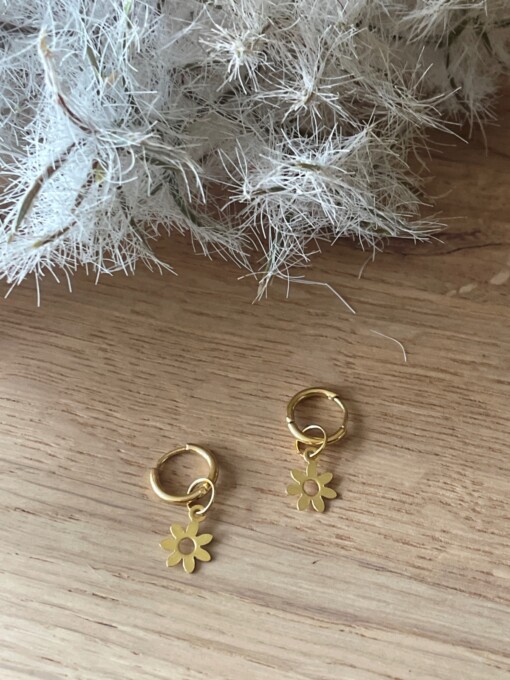 Gouden creolen met bloem