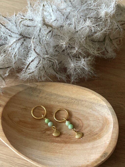 Gouden oorbellen met groene natuurstenen kralen en verguld schelpje