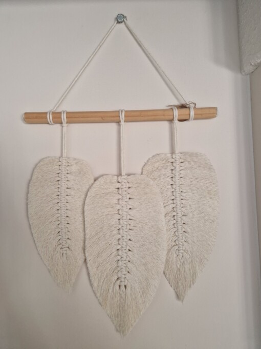 Hangemaakte macrame veren aan stok