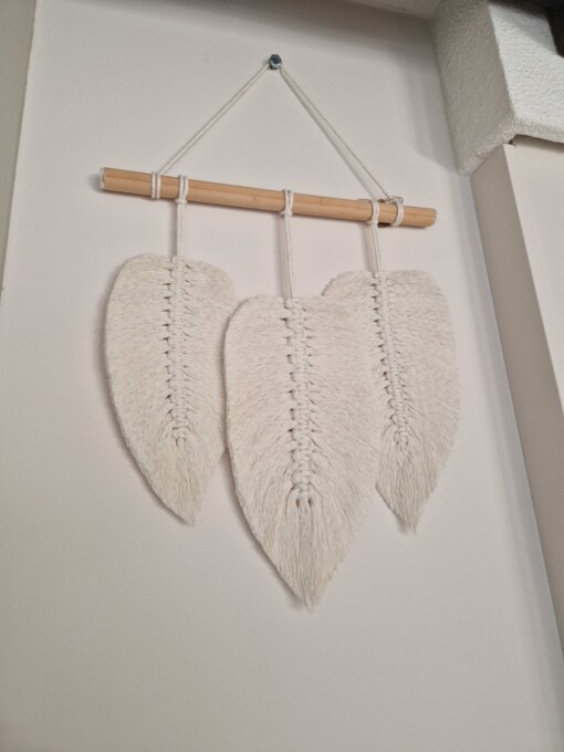 Hangemaakte macrame veren aan stok