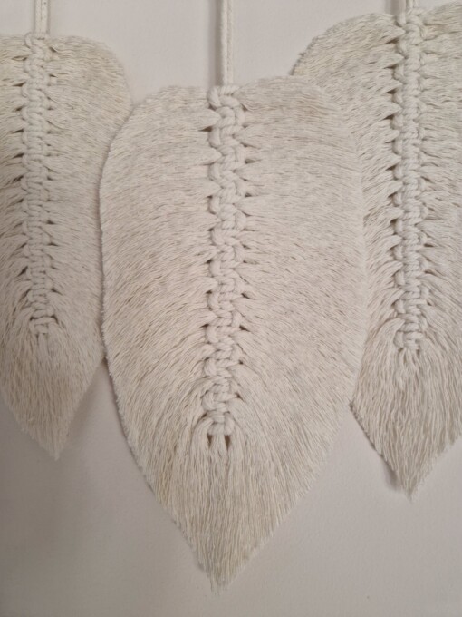 Hangemaakte macrame veren aan stok