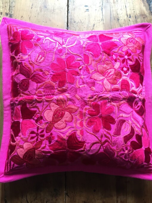 Licht roze mexicaanse kussenhoes uit de Chiapas regio.