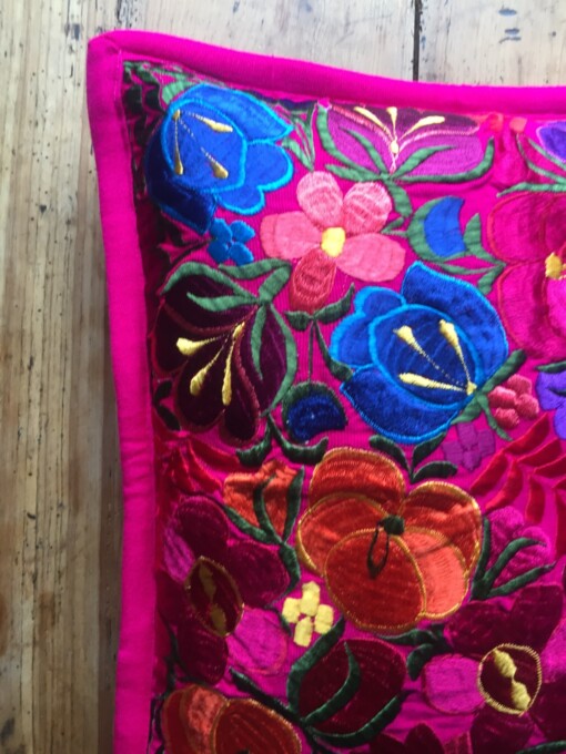 Roze blauw geel mexicaanse kussenhoes uit de Chiapas regio