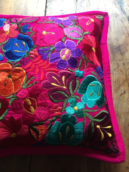 Roze blauw geel mexicaanse kussenhoes uit de Chiapas regio