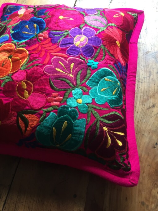 Roze blauw geel mexicaanse kussenhoes uit de Chiapas regio