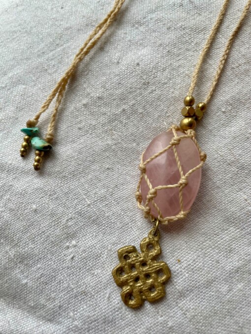 Tibetaanse knoop macrame rozenkwarts ketting handgemaakt