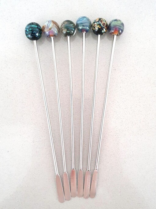 Coctail lepel met handgemaakte glaskraal blauw-bruin