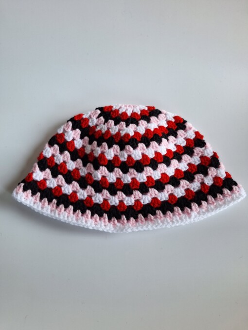 Gehaakte bucket hat 'Sassy Valentine'