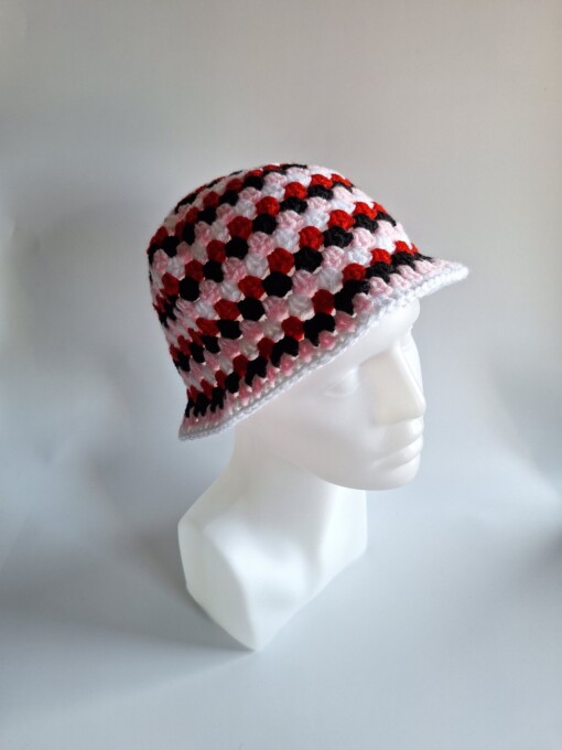 Gehaakte bucket hat 'Sassy Valentine'