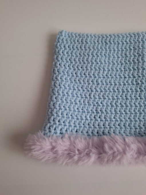 Gehaakte muts met imitatiebont 'Baby blue & lilac'
