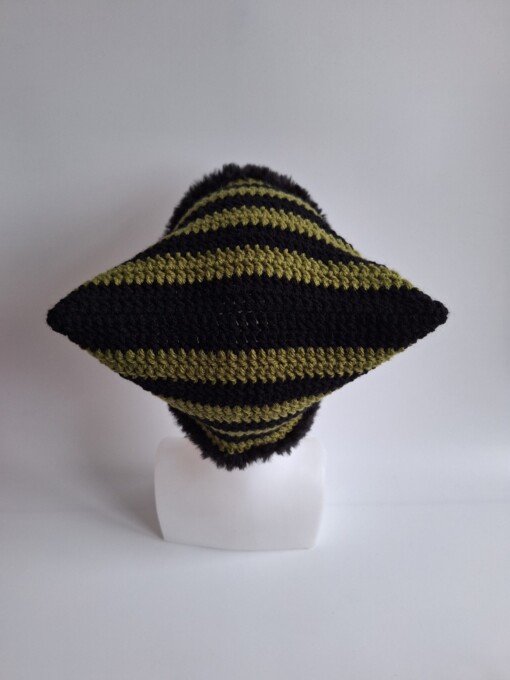 Gehaakte muts met imitatiebont 'Black & army green'