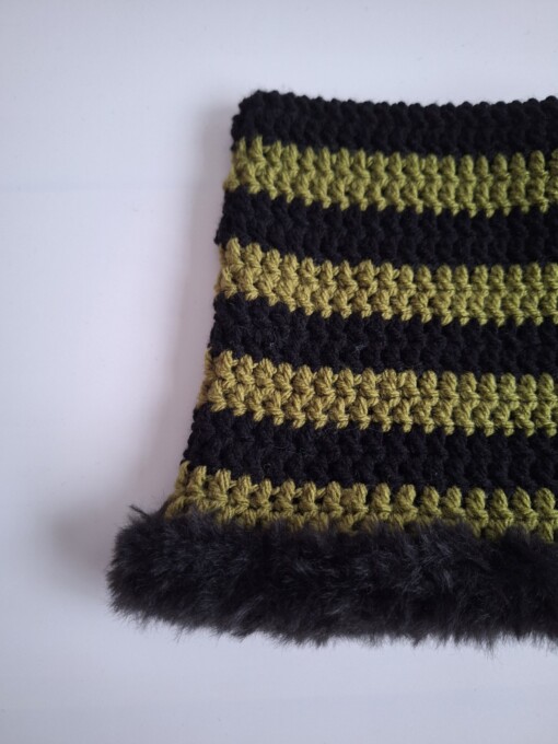 Gehaakte muts met imitatiebont 'Black & army green'