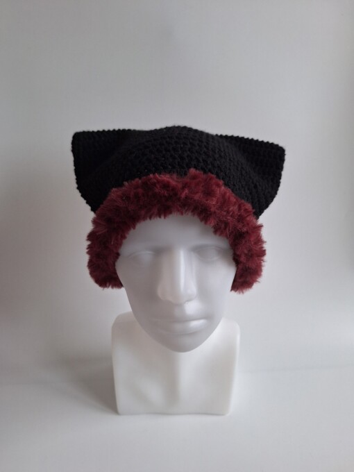 Gehaakte muts met imitatiebont 'Black & burgundy'