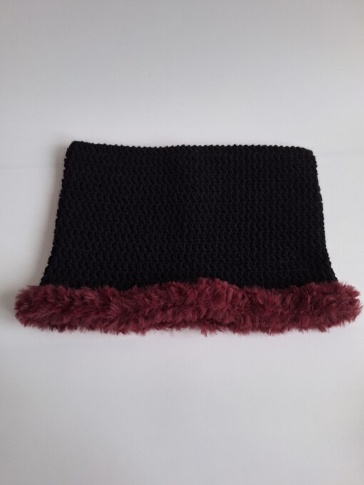 Gehaakte muts met imitatiebont 'Black & burgundy'