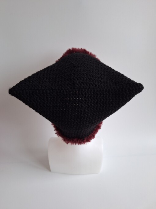 Gehaakte muts met imitatiebont 'Black & burgundy'