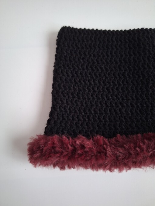 Gehaakte muts met imitatiebont 'Black & burgundy'