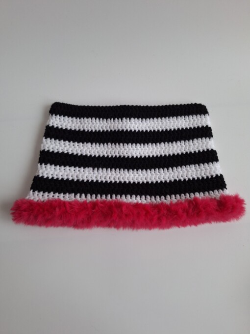 Gehaakte muts met imitatiebont 'Black, white & pink'