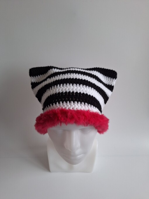 Gehaakte muts met imitatiebont 'Black, white & pink'
