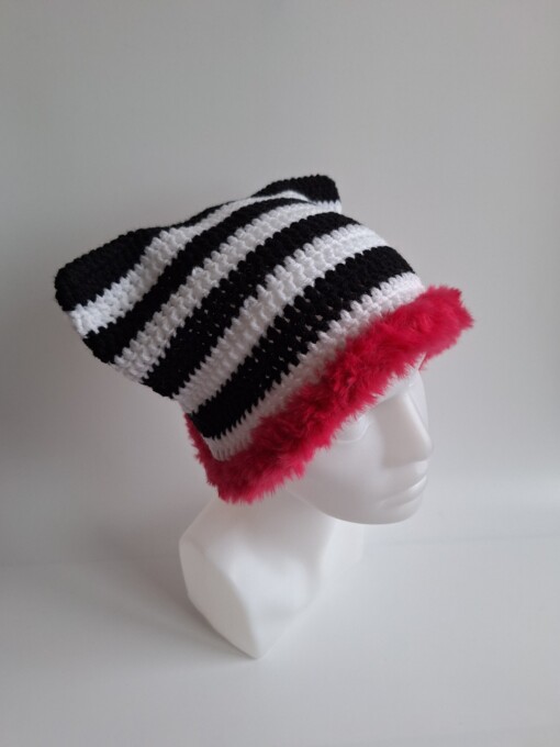 Gehaakte muts met imitatiebont 'Black, white & pink'