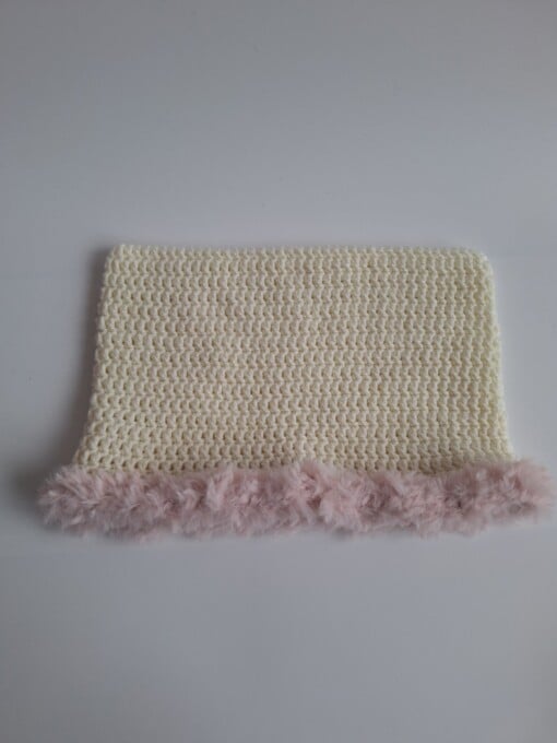 Gehaakte muts met imitatiebont 'Cream & light pink'