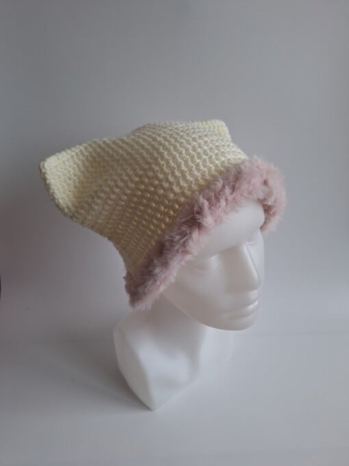 Gehaakte muts met imitatiebont 'Cream & light pink'