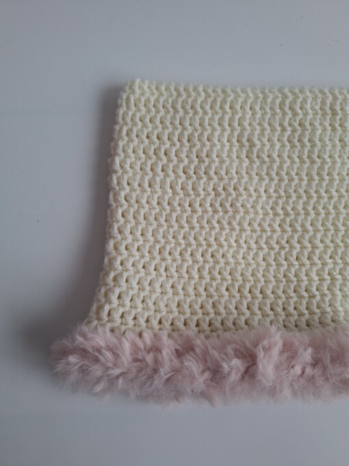 Gehaakte muts met imitatiebont 'Cream & light pink'