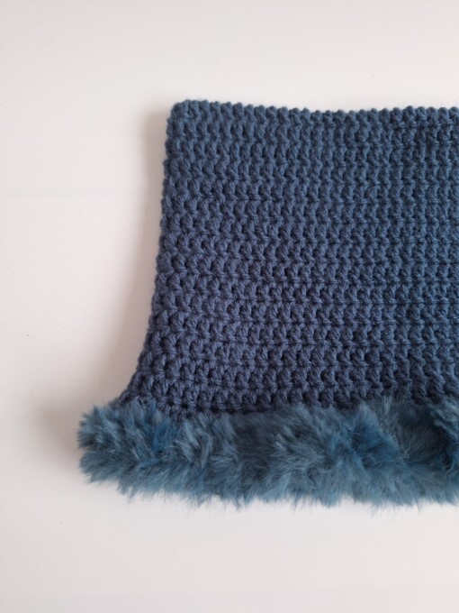 Gehaakte muts met imitatiebont 'Denim blue'